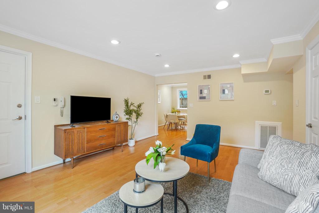 7527 Maple Ave #4