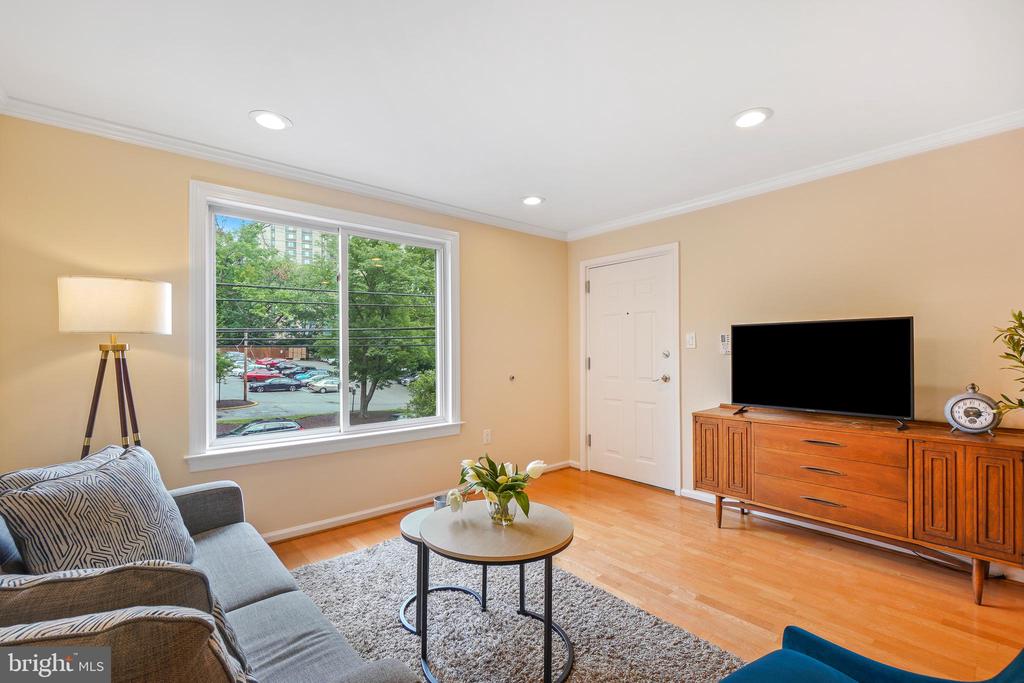 7527 Maple Ave #4