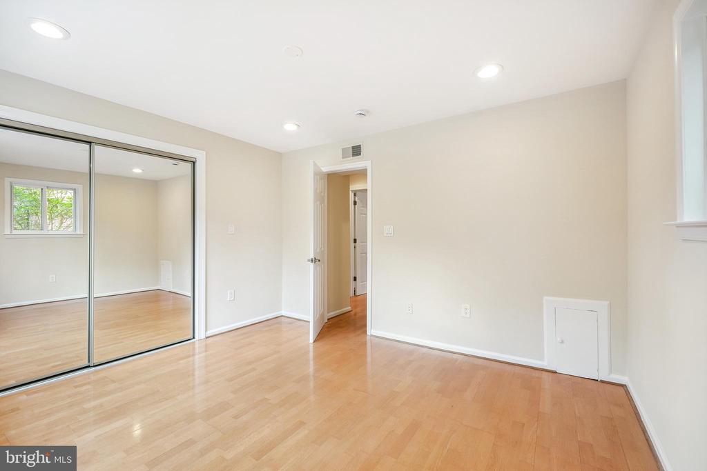 7527 Maple Ave #4