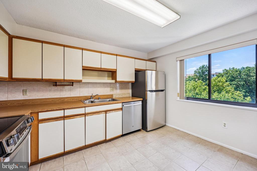 15100 INTERLACHEN DRIVE 4-812