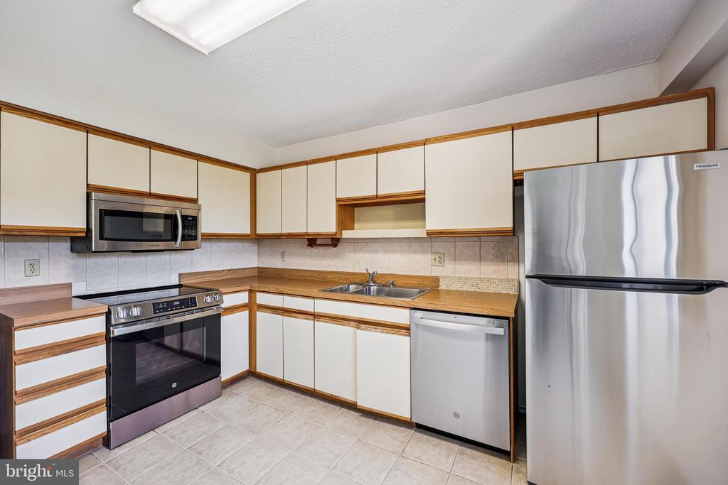 15100 INTERLACHEN DRIVE 4-812