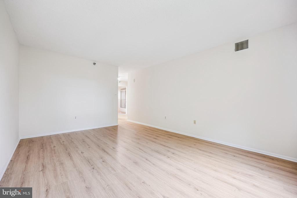 15100 INTERLACHEN DRIVE 4-812