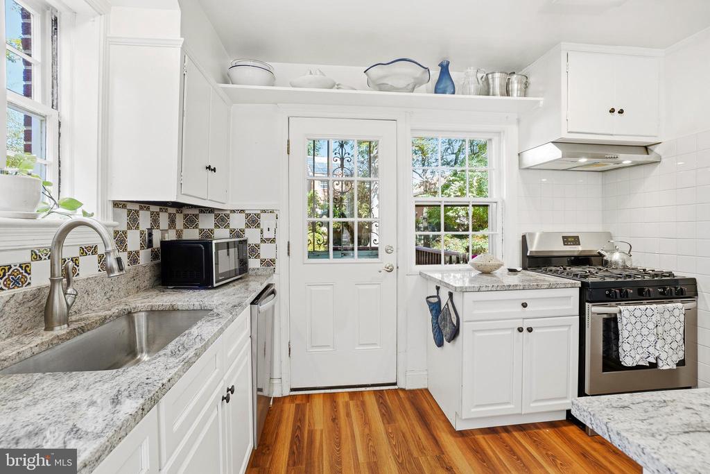 1112 LANCASTER ROAD
