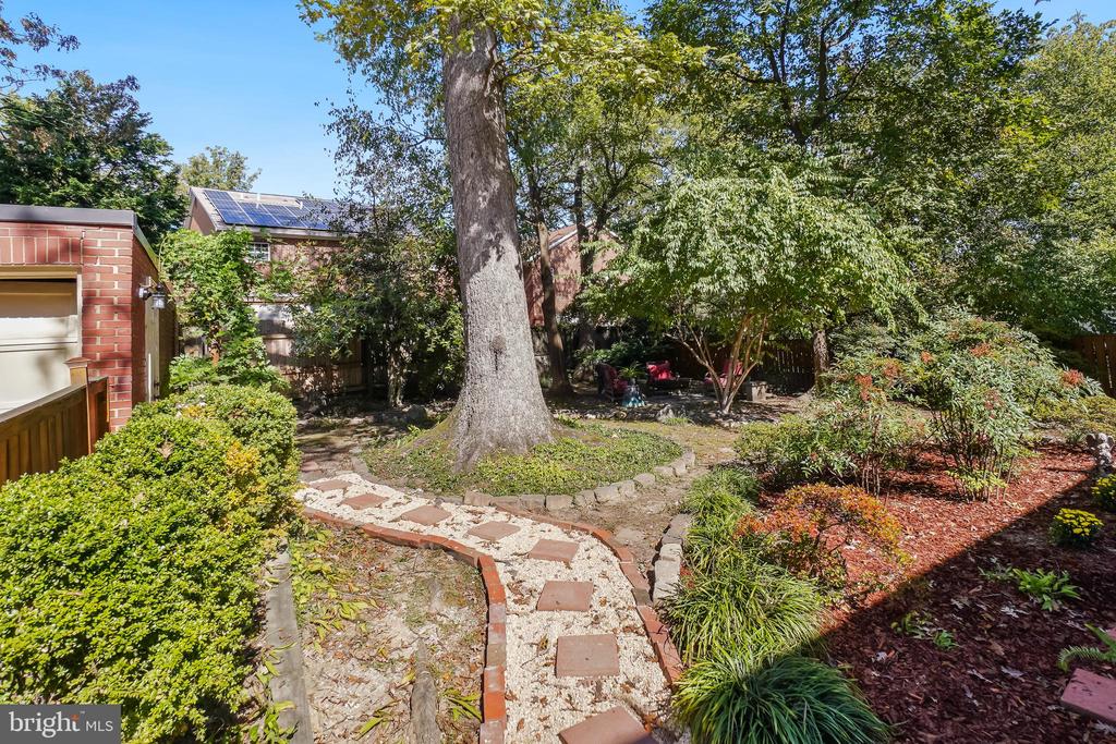 1112 LANCASTER ROAD
