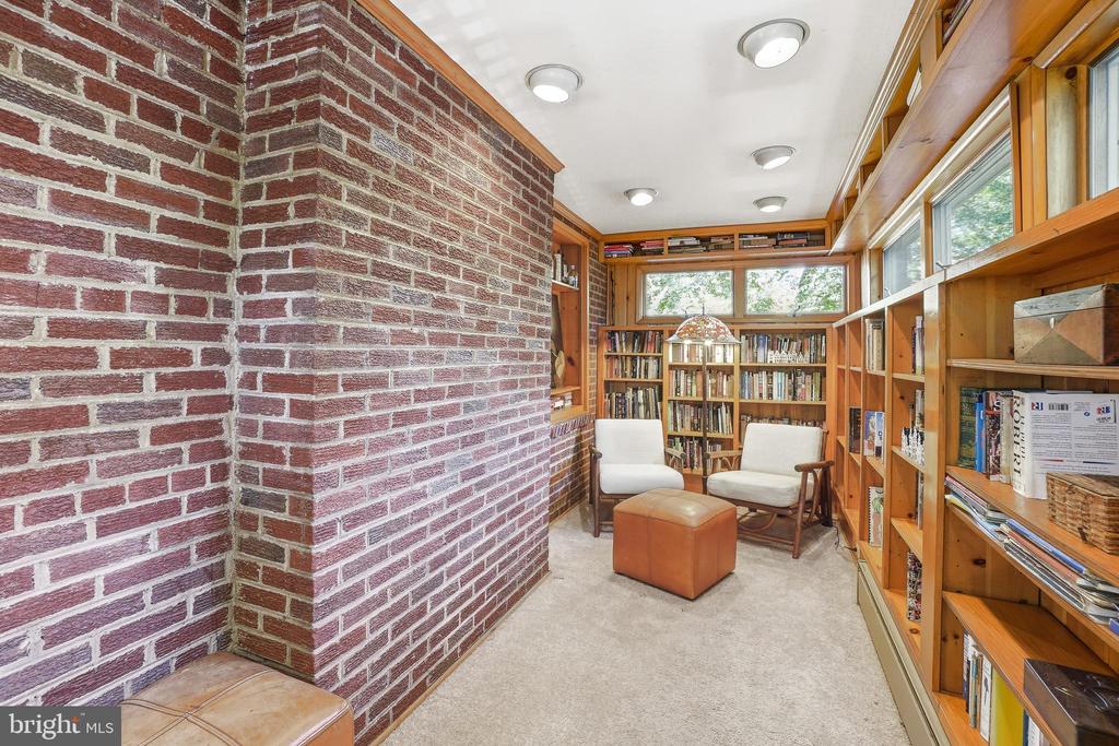 1112 LANCASTER ROAD