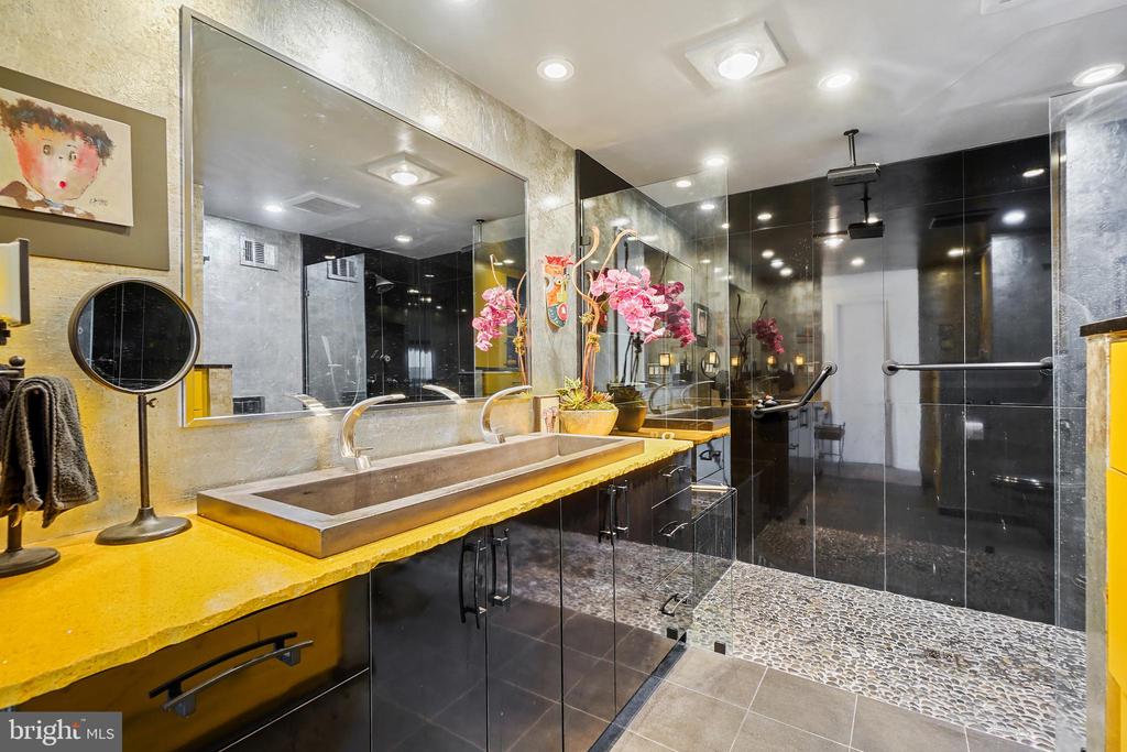 5233 KING CHARLES WAY 1-5