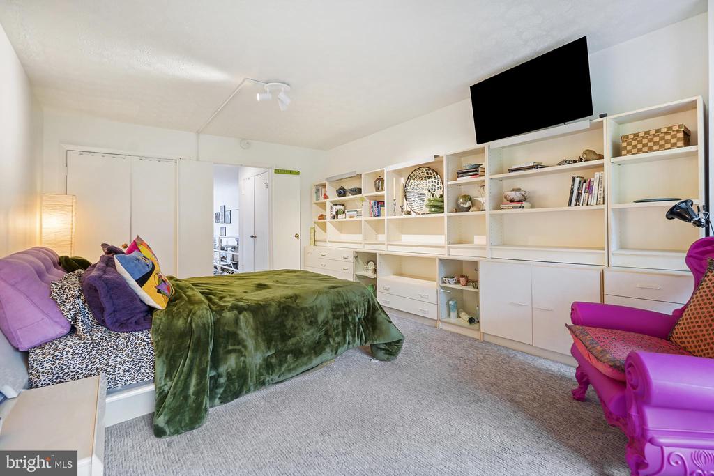5233 KING CHARLES WAY 1-5
