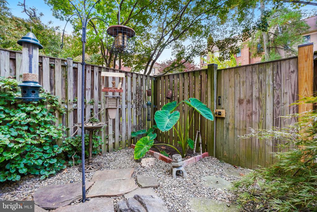 5233 KING CHARLES WAY 1-5