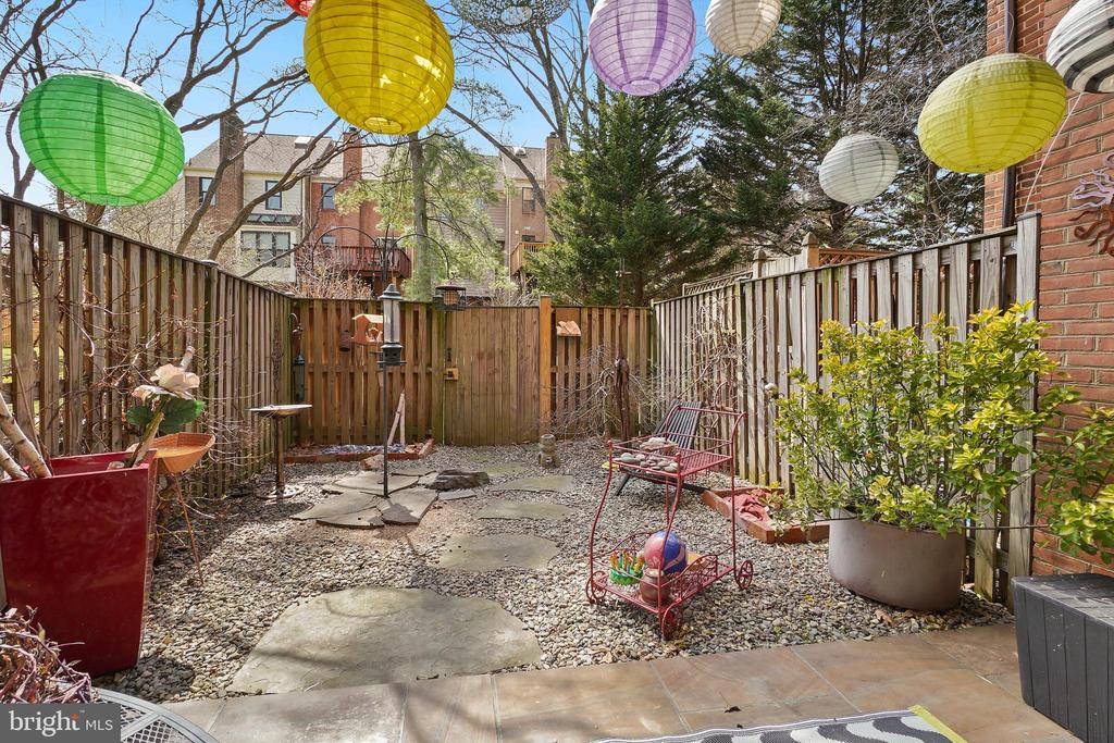 5233 KING CHARLES WAY 1-5
