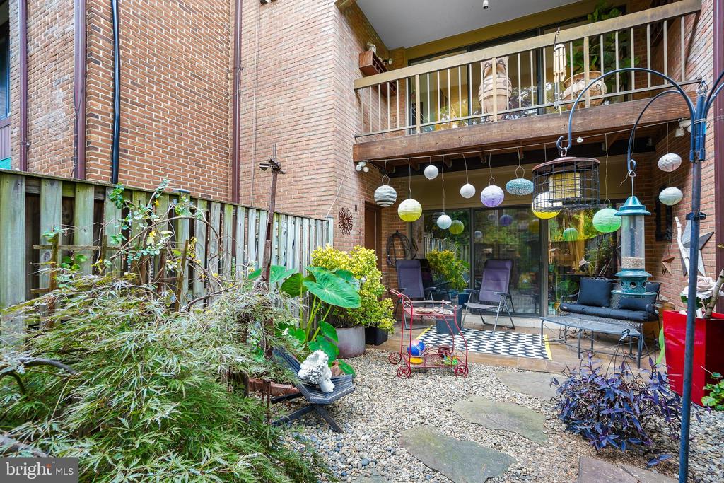 5233 KING CHARLES WAY 1-5