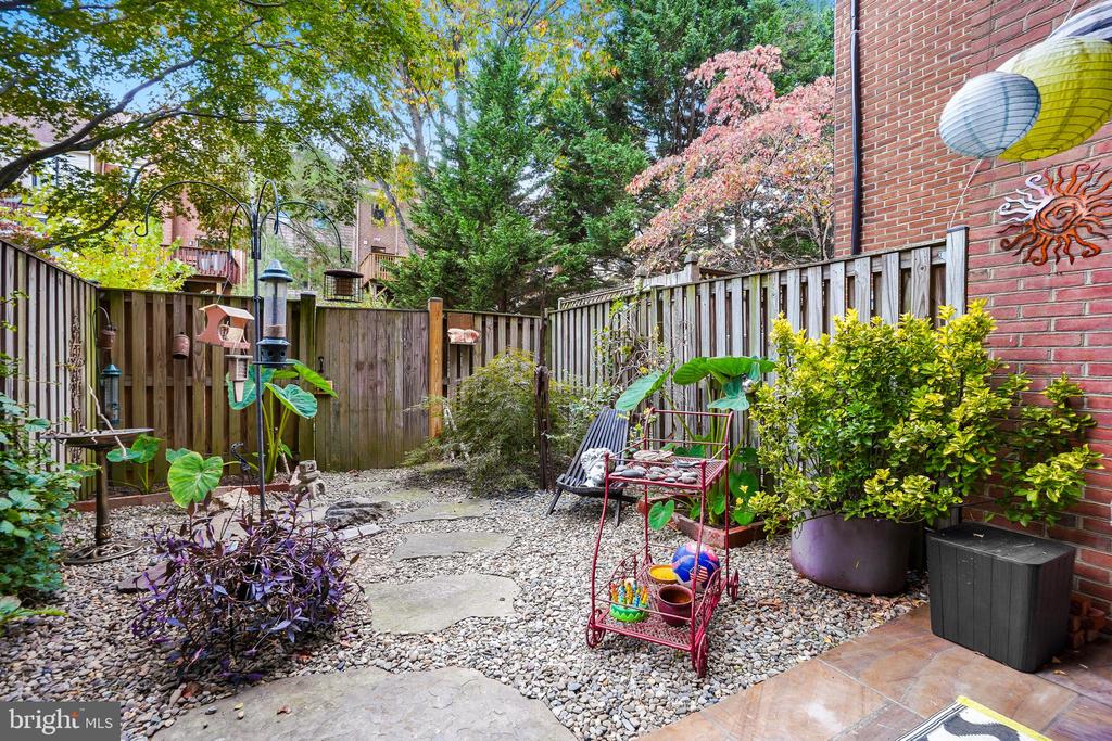5233 KING CHARLES WAY 1-5