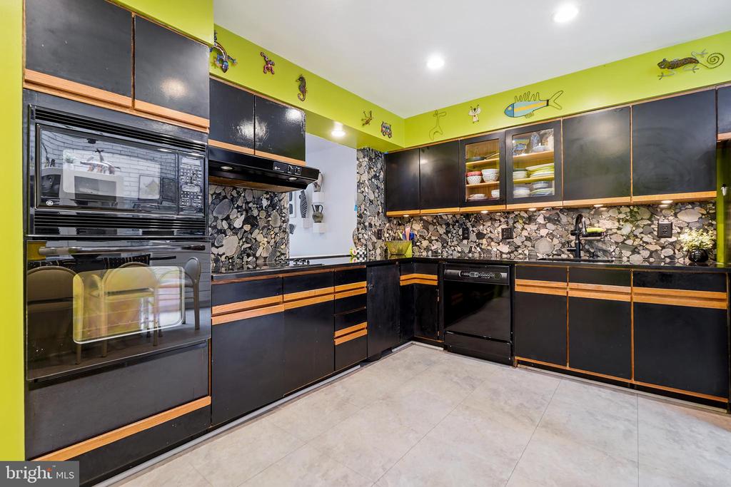 5233 KING CHARLES WAY 1-5