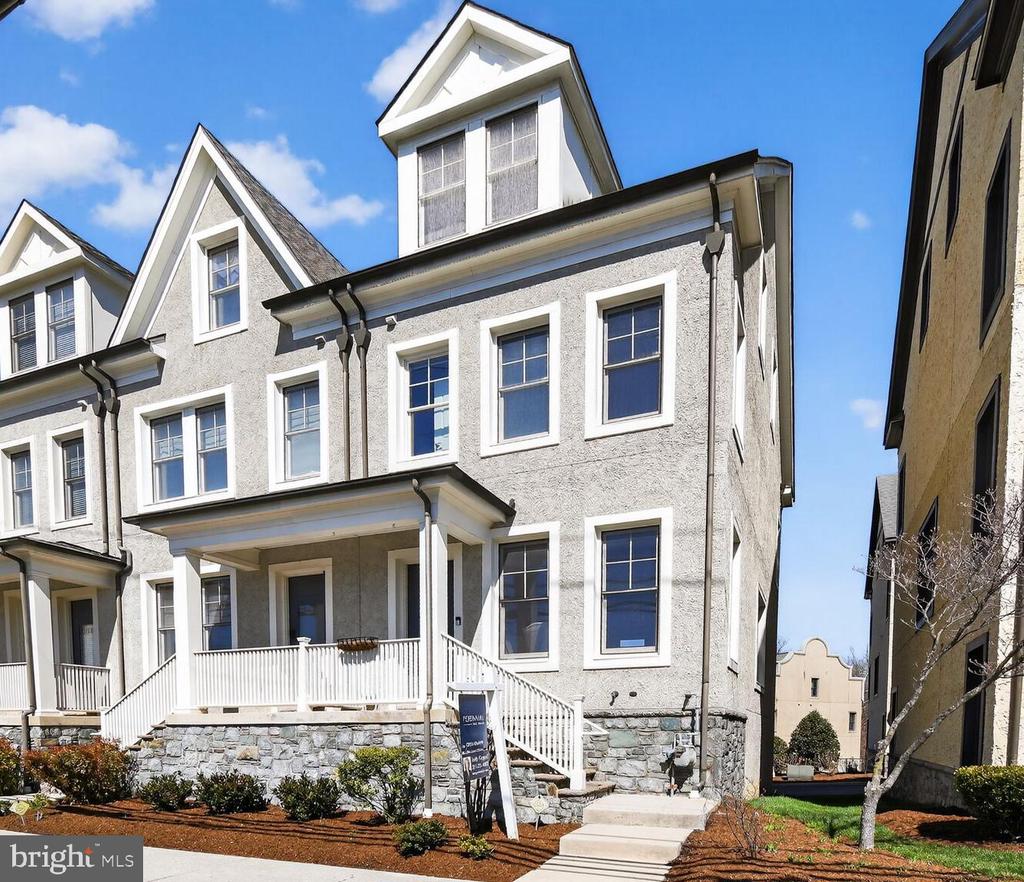 2613 LINDEN LANE