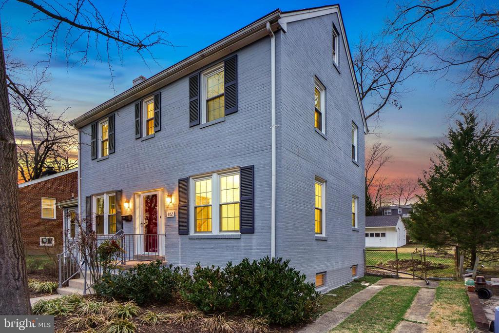 902 JACKSON AVENUE