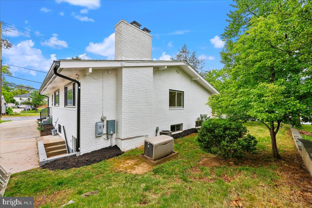 1105 LAMBERTON DRIVE