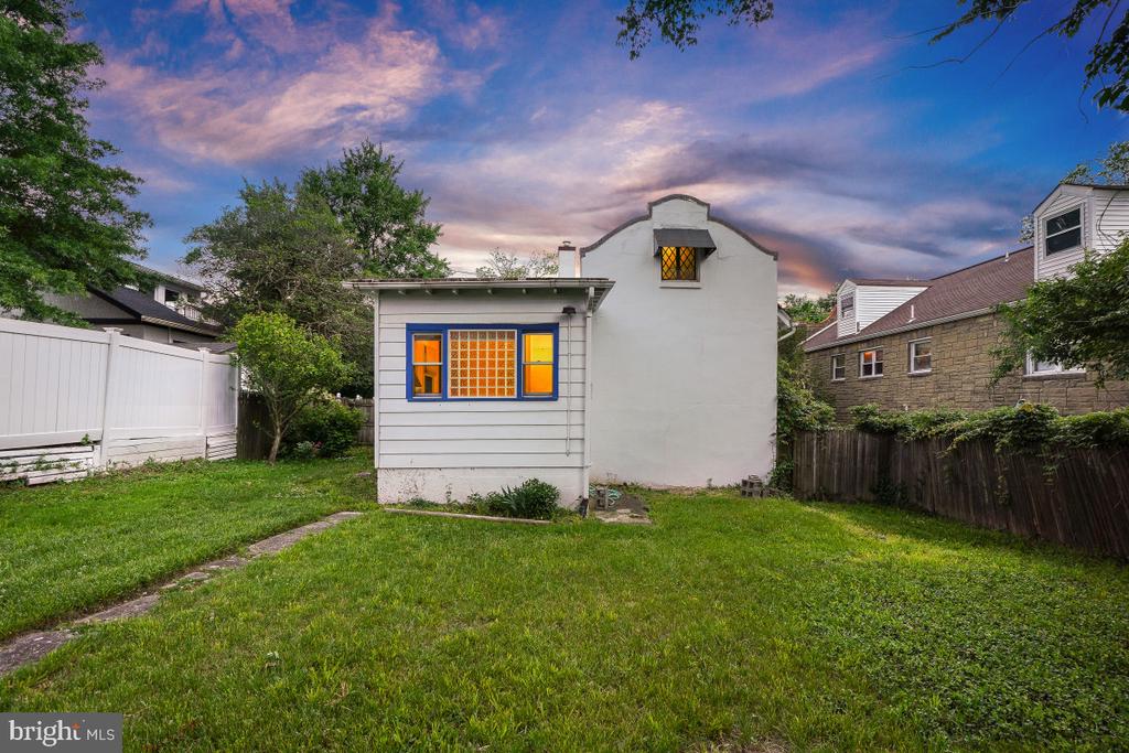 6 PHILADELPHIA AVENUE