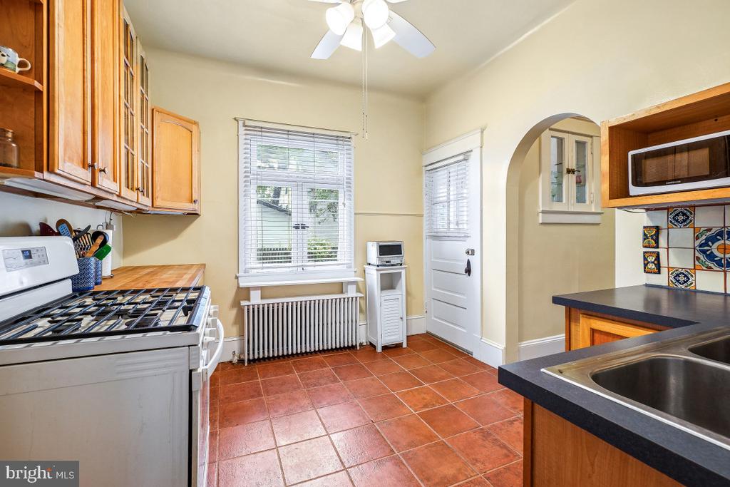 6 PHILADELPHIA AVENUE