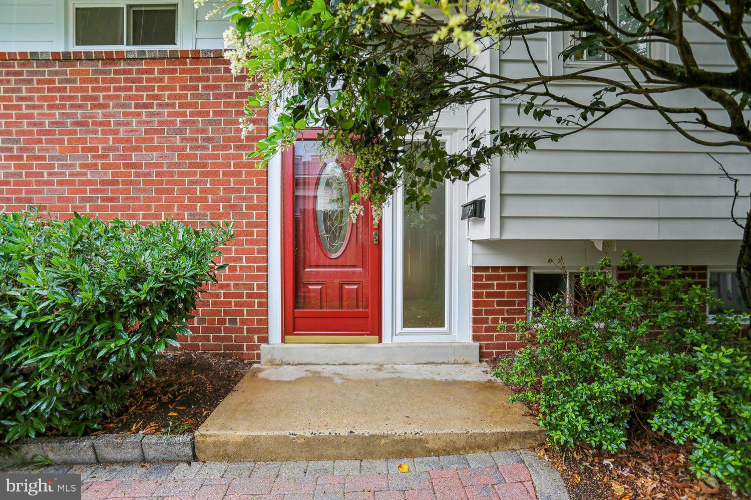 907 HOYT STREET