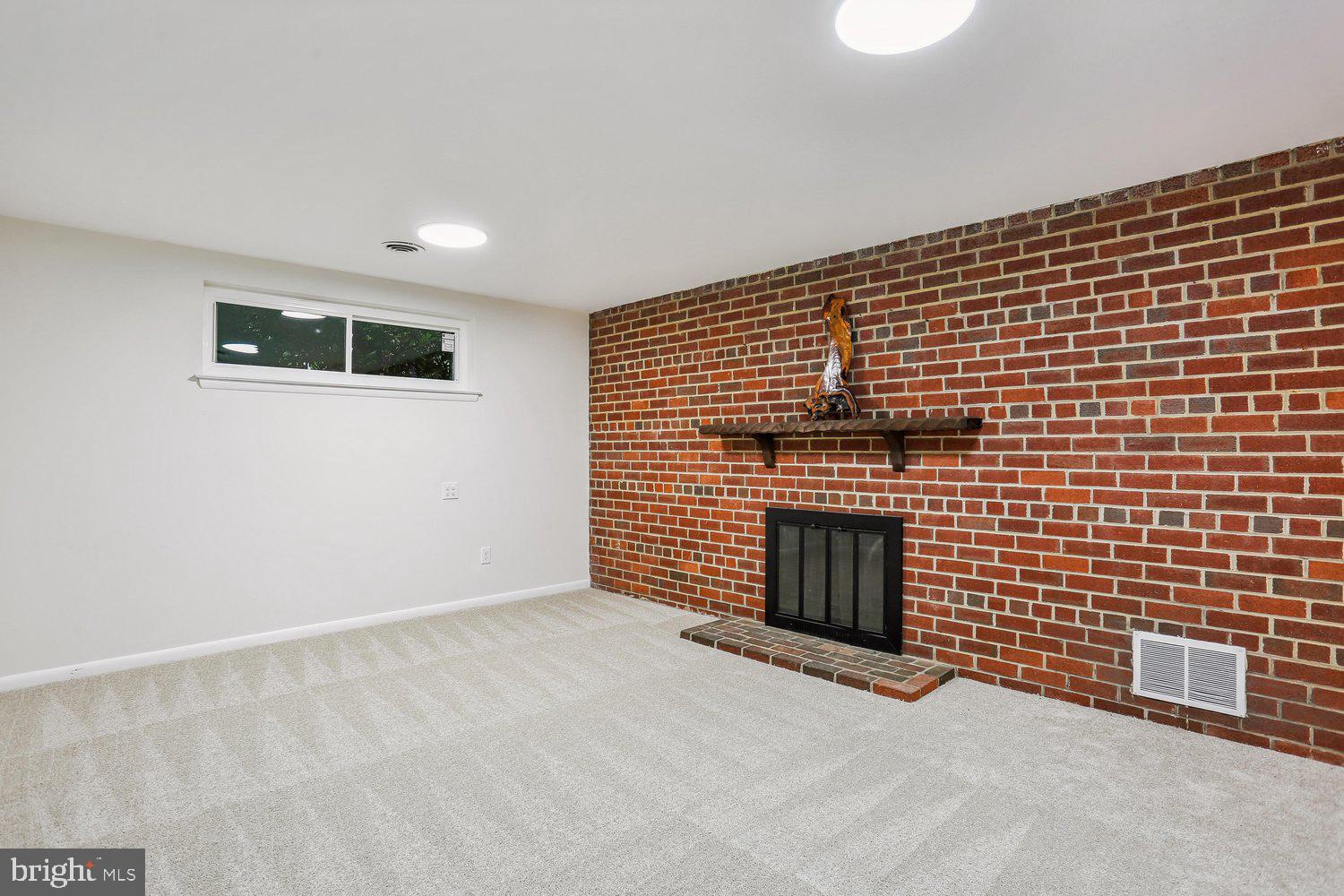 907 HOYT STREET