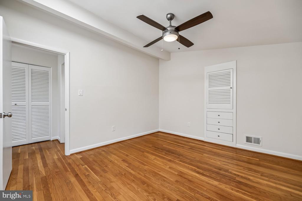 300 GILSAN COURT