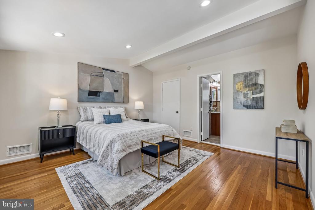 300 GILSAN COURT