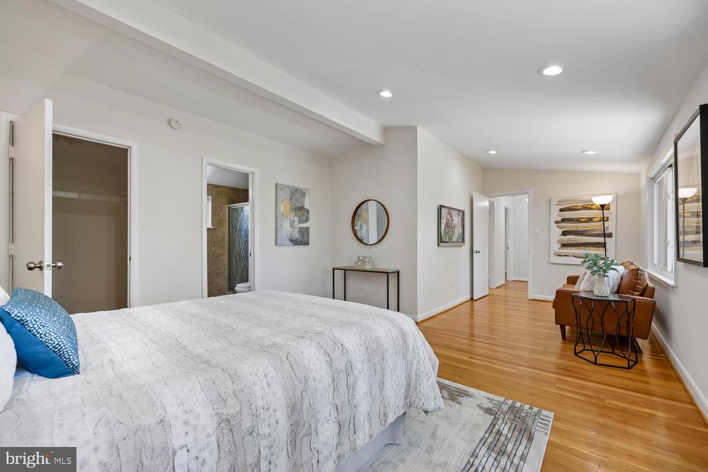 300 GILSAN COURT