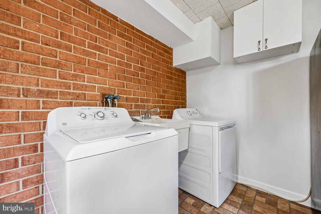 300 GILSAN COURT