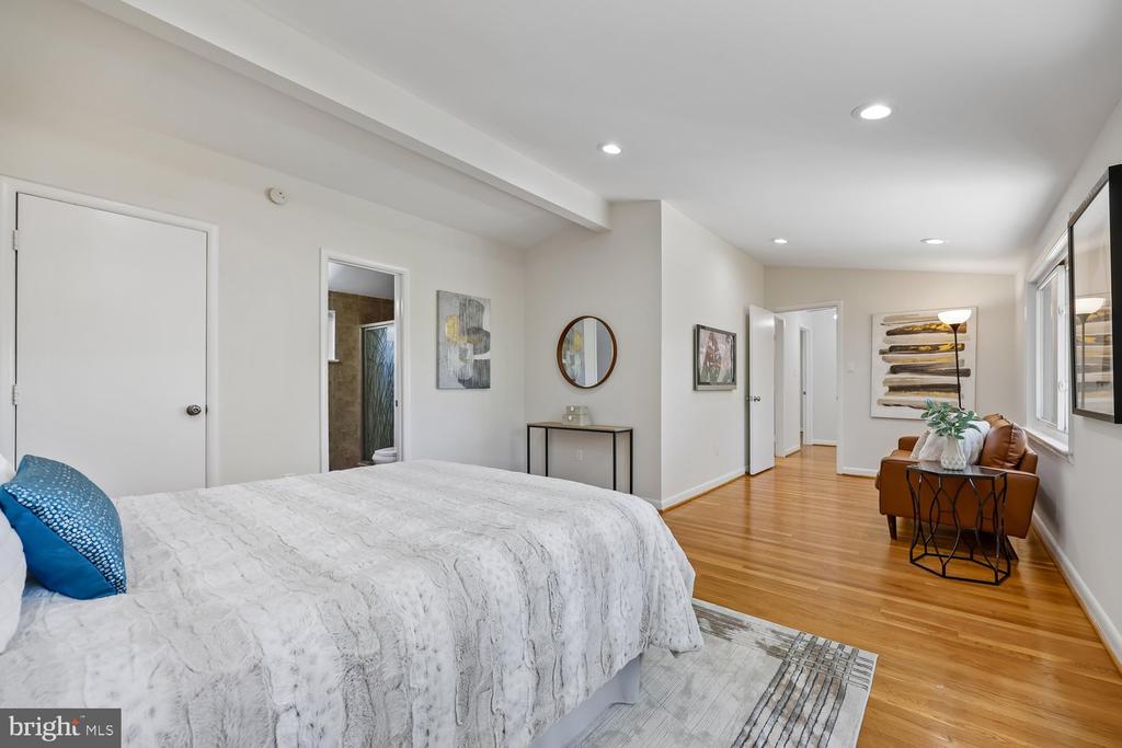300 GILSAN COURT
