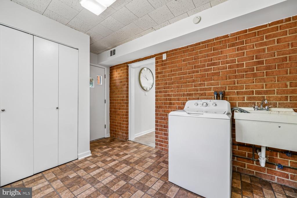300 GILSAN COURT