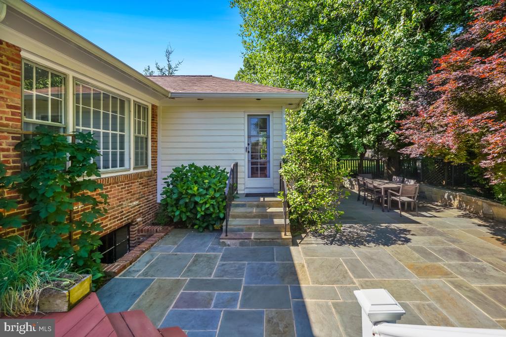 7214 POMANDER LANE