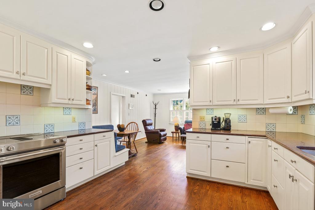 7214 POMANDER LANE