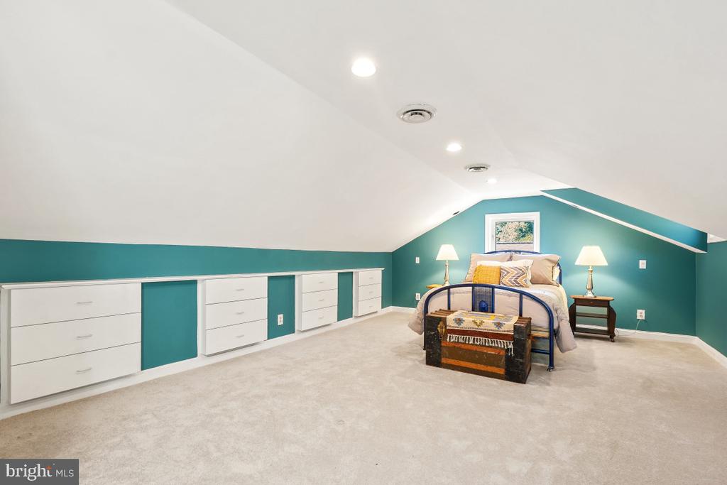 7214 POMANDER LANE