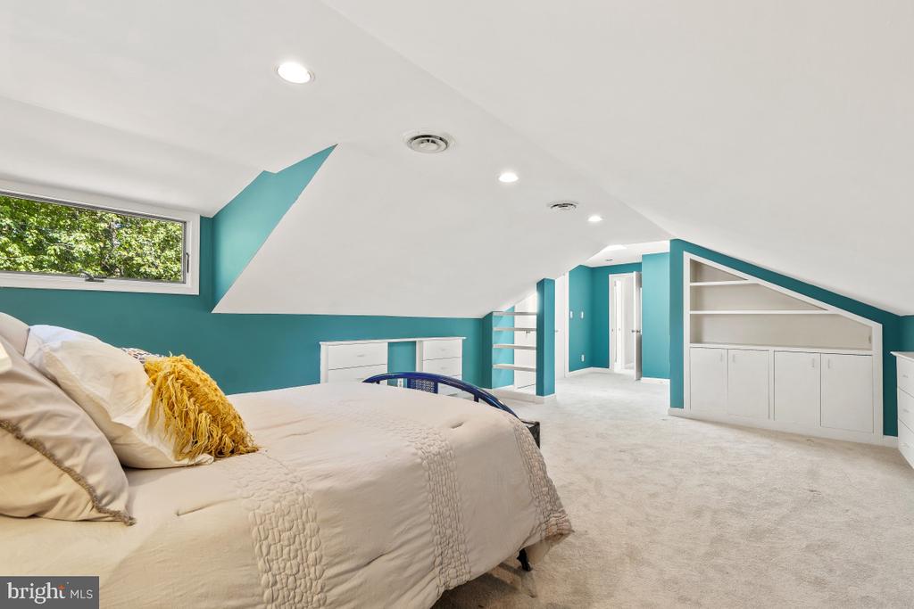 7214 POMANDER LANE