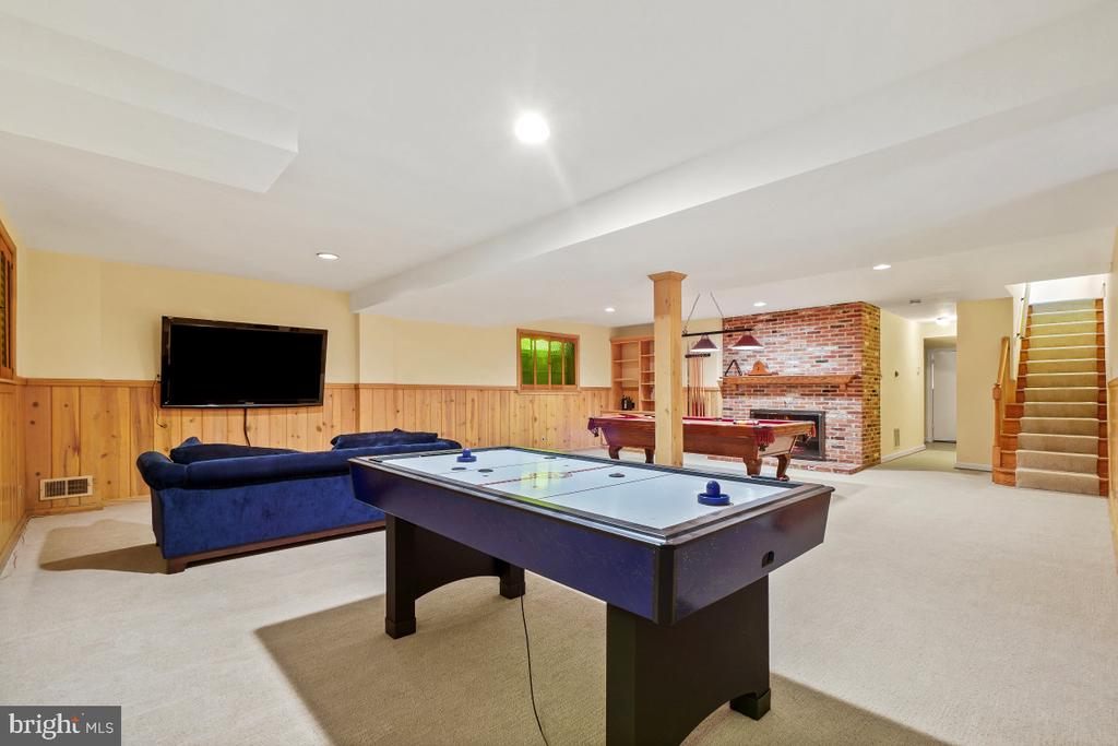 7214 POMANDER LANE