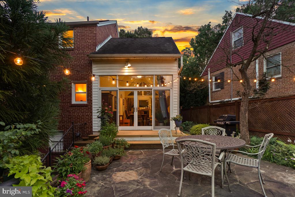 8422 QUEEN ANNES DRIVE