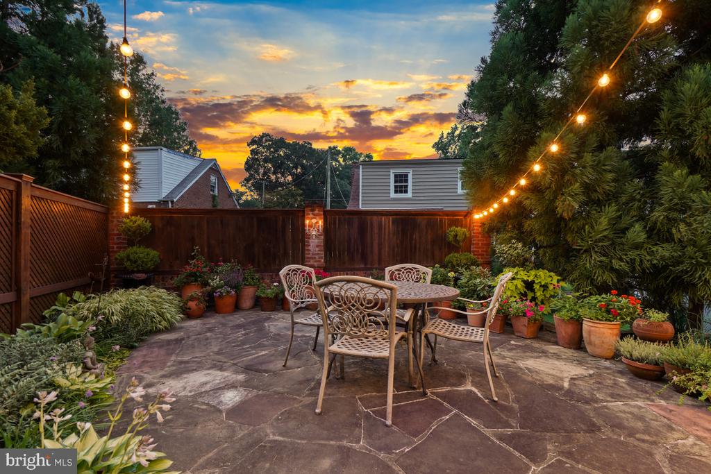 8422 QUEEN ANNES DRIVE
