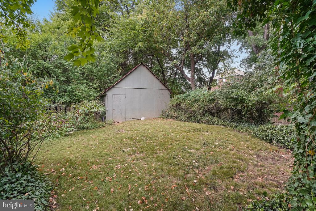 820 DAVIS AVENUE