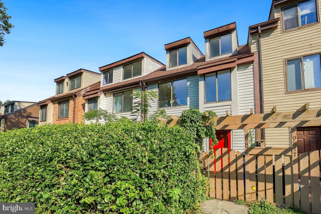 9879 BROOKRIDGE COURT