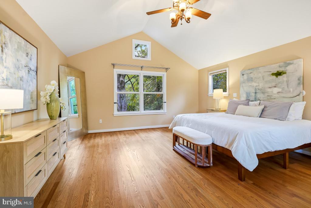 1101 HOLTON LANE