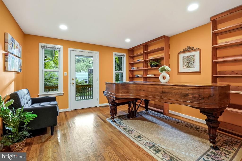1101 HOLTON LANE