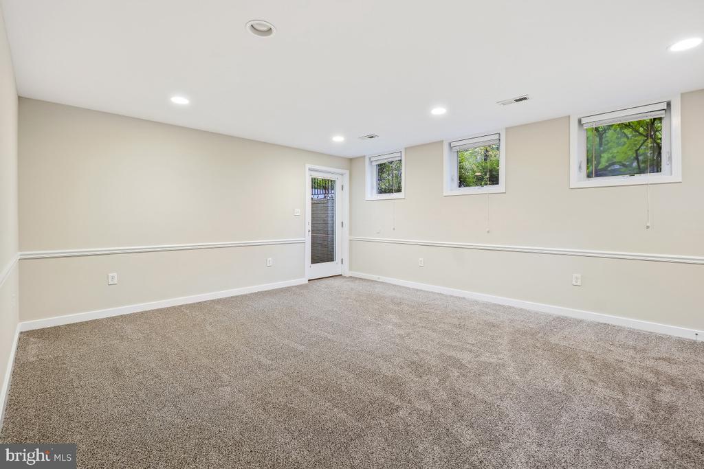 1101 HOLTON LANE