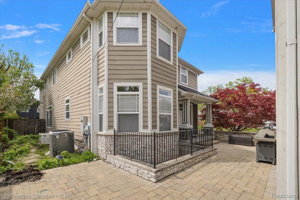 1419 HENRIETTA Street