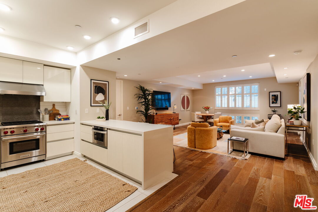 441 S Barrington Ave Unit: 109