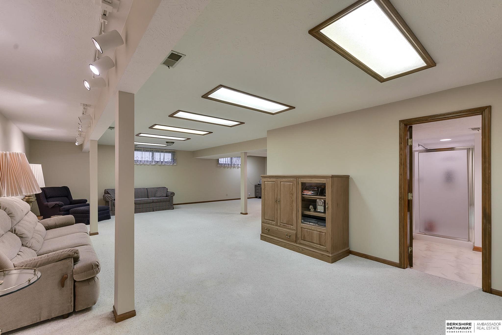 6118 S 102 Terrace