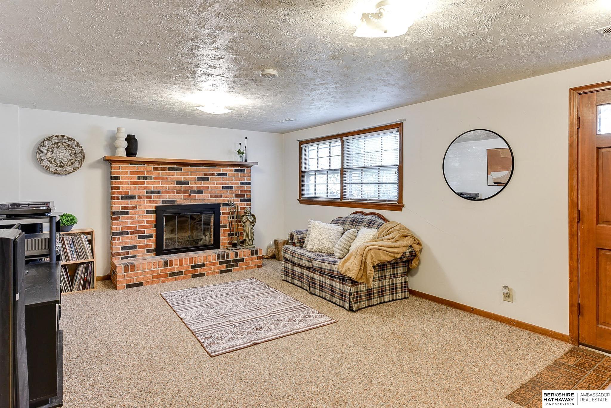 10105 Mockingbird Drive
