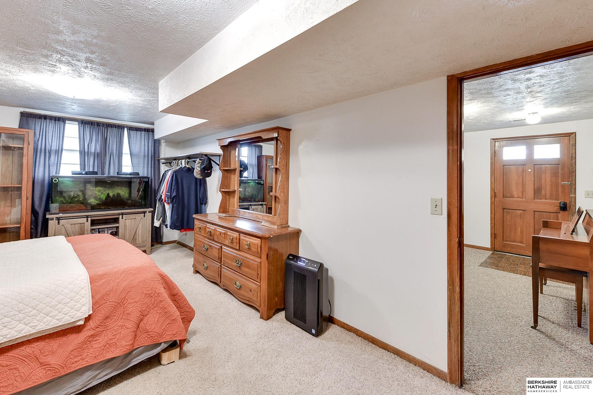 10105 Mockingbird Drive