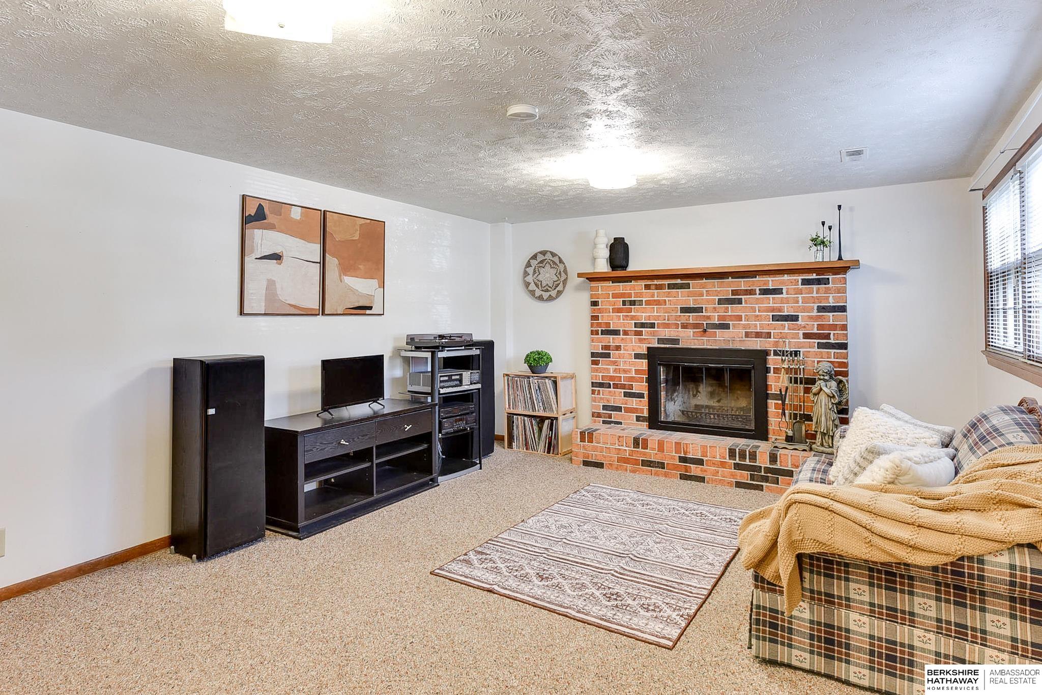10105 Mockingbird Drive