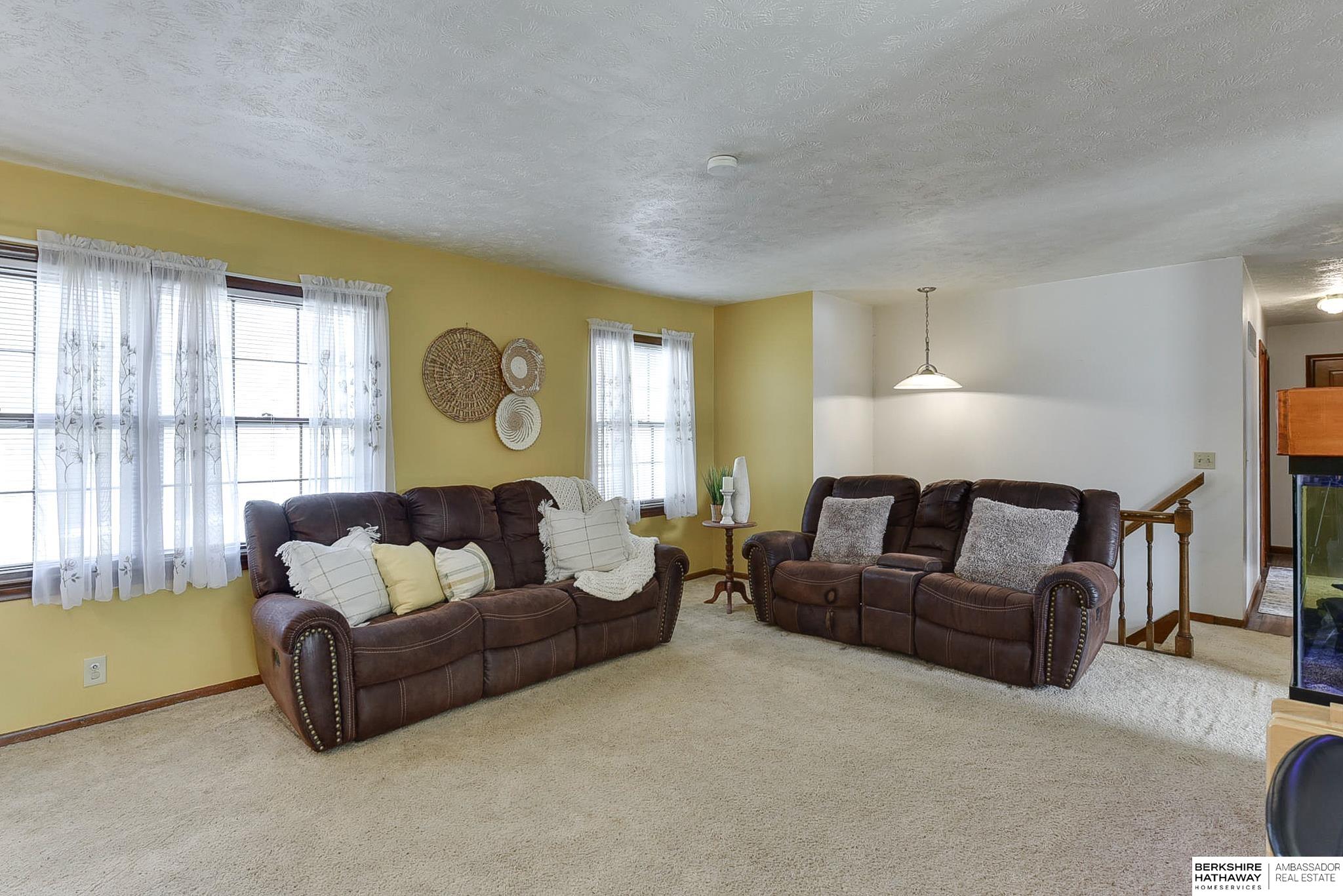 10105 Mockingbird Drive