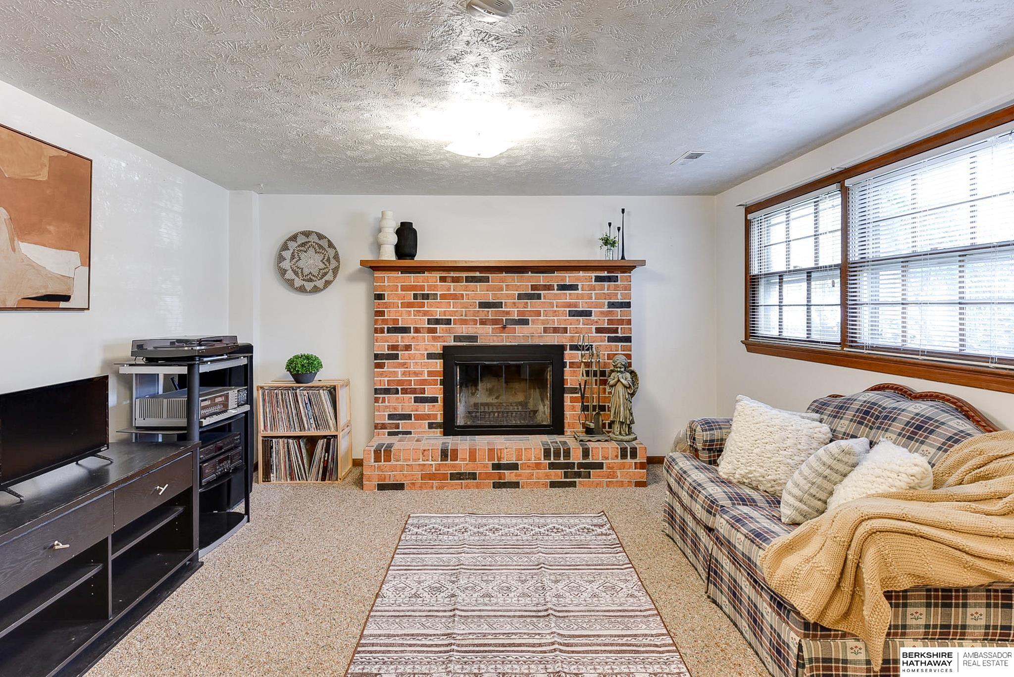 10105 Mockingbird Drive
