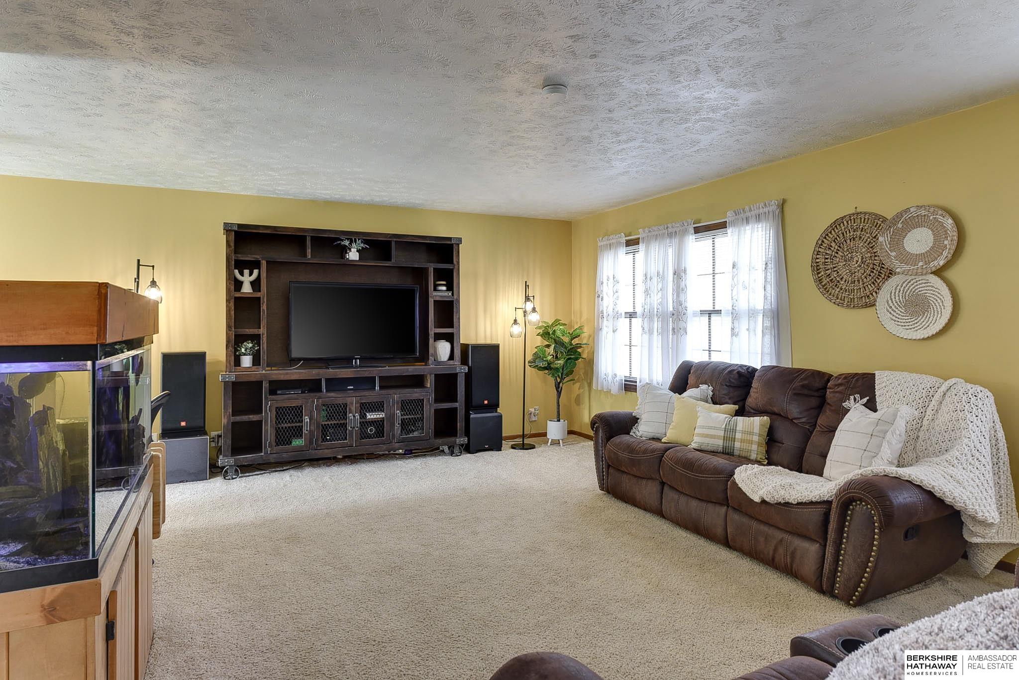10105 Mockingbird Drive